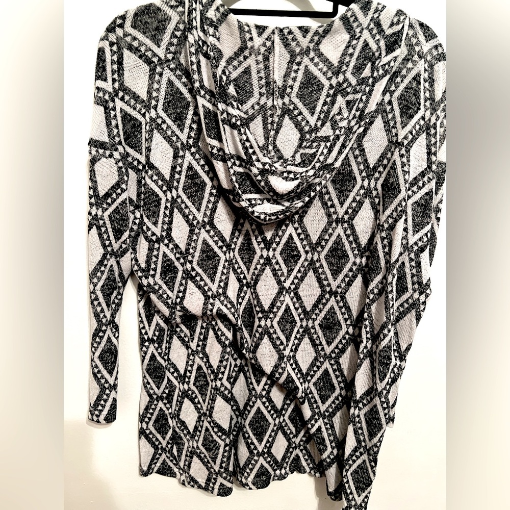 Lightweight Patterned Pullover - Picture 3 of 3
